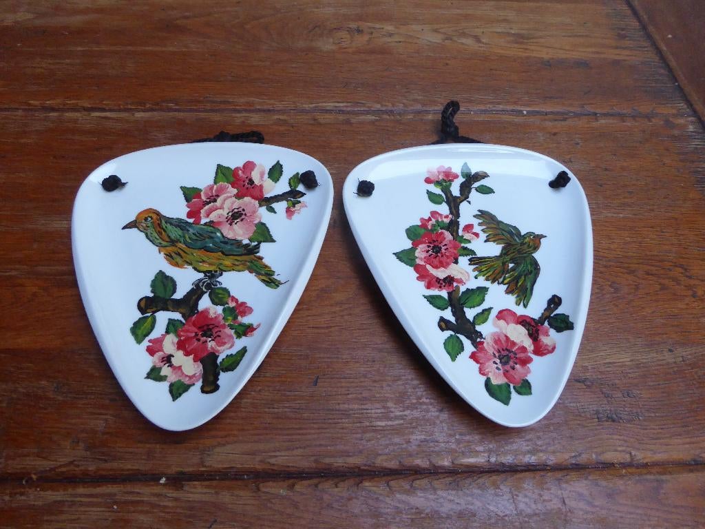 2 porseleinen wandbordjes met geschilderde vogels, Ophalen of Verzenden