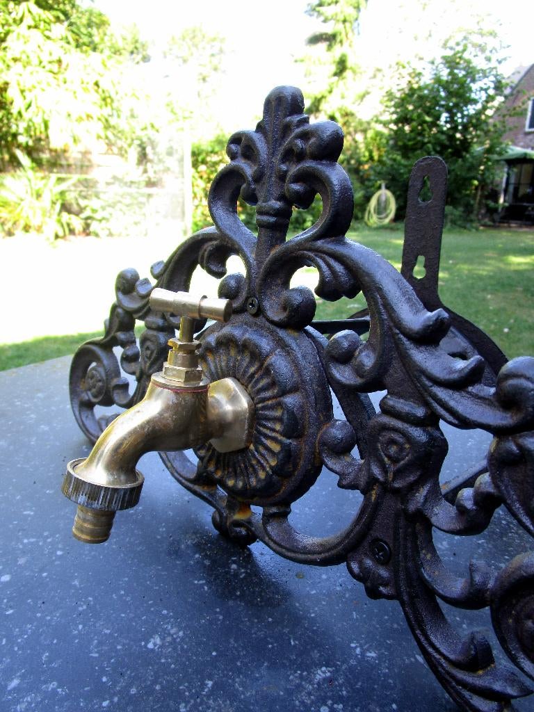 Gietijzeren tuinslanghouder met koperen kraan, Ophalen of Verzenden, Nieuw, Tuinslanghaspel