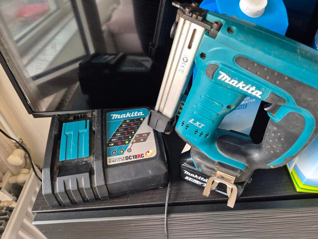 Makita tacker met lader en accu, Ophalen