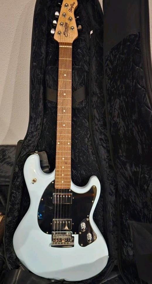 Music Man StingRay SR30, Ophalen, Zo goed als nieuw, Solid body, Overige merken