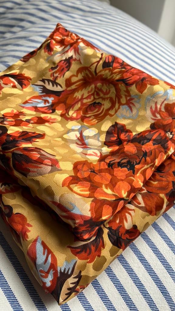 Echte zijde couponnen bloemen, Hobby en Vrije tijd, Stoffen en Lappen, 120 cm of meer, 200 cm of meer, Ophalen of Verzenden, Zo goed als nieuw