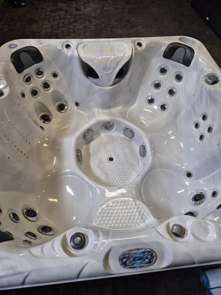 Showmodel Spa Infinity Jacuzzi nu €8499, Ophalen of Verzenden, Nieuw, Trap, Vast