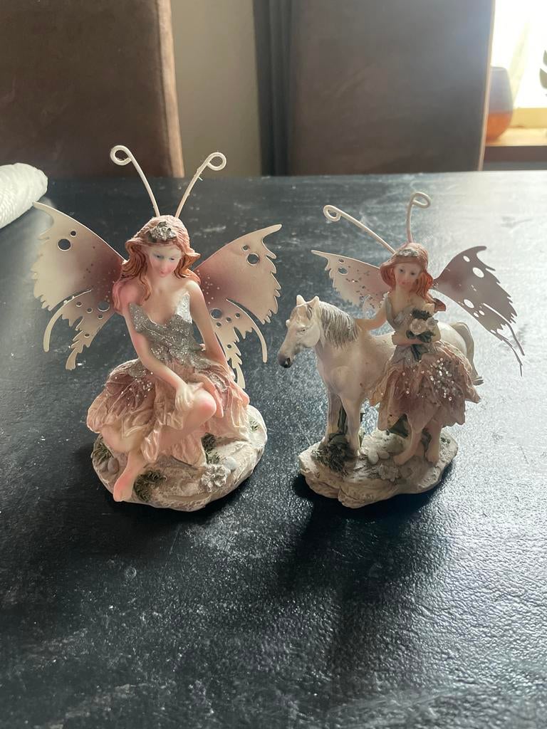 Twee mooie beelden van feeën, Tuin en Terras, Tuinbeelden, Ophalen of Verzenden, Zo goed als nieuw, Kunststof, Engelenbeeld