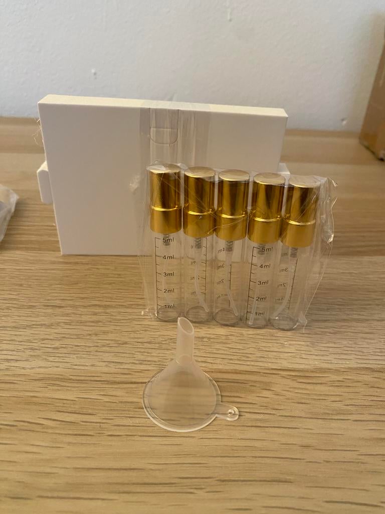 30 stuks lege parfum flesjes met kaarten en trechter/decants, Verzamelen, Verzenden, Nieuw, Proef of Tester