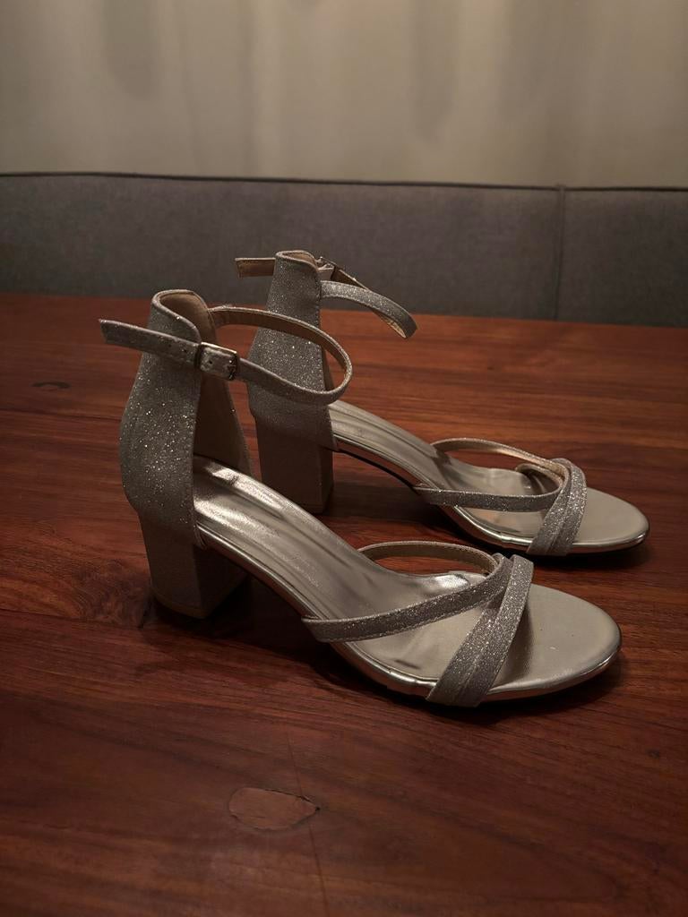 Elegante zilveren hak sandalen - maat 39, Kleding | Dames, Schoenen, Zo goed als nieuw, Sandalen of Muiltjes, Grijs, Ophalen of Verzenden