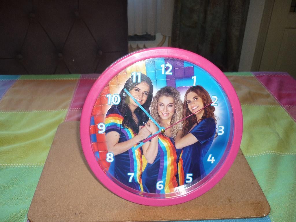 Mooie wandklok met de meidengroep K3 erop in goede staat, Ophalen of Verzenden, Zo goed als nieuw, Analoog, Wandklok