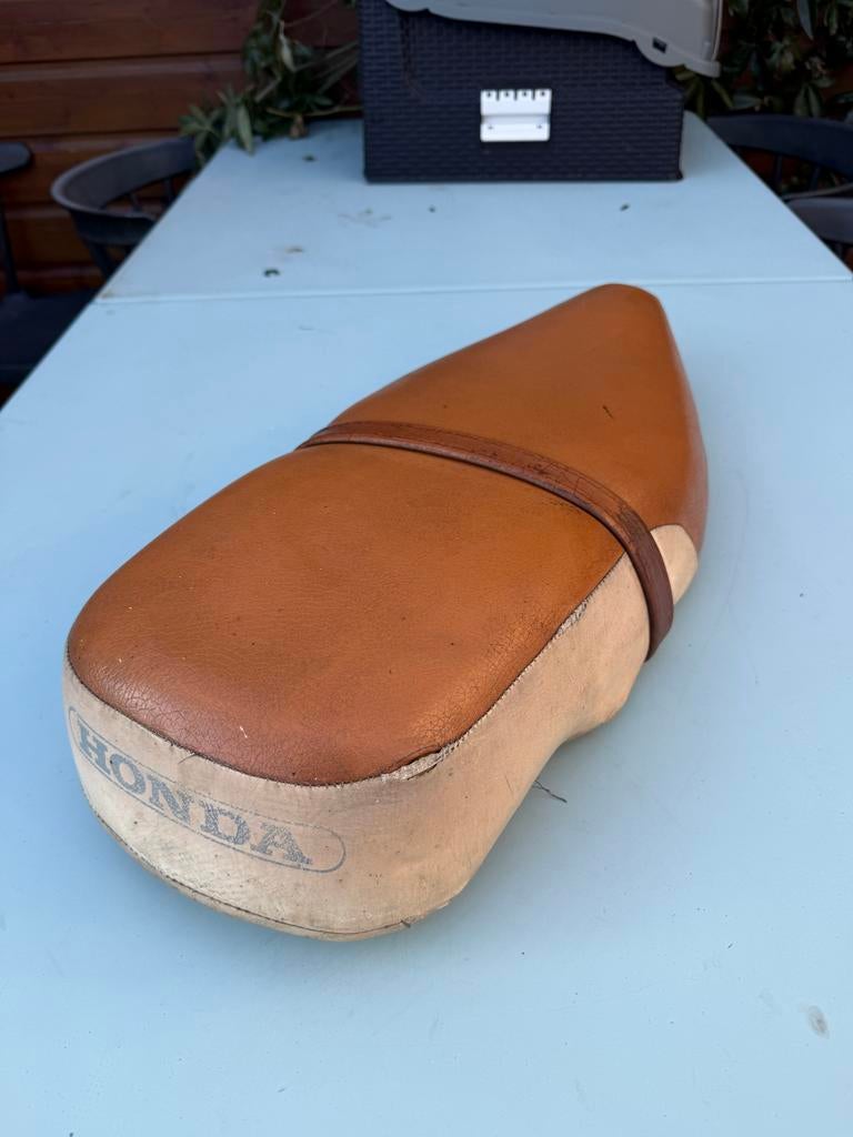 Honda C50/C70 Duozadel - Bruin/Wit, Ophalen of Verzenden, Gebruikt, Zadel, Honda