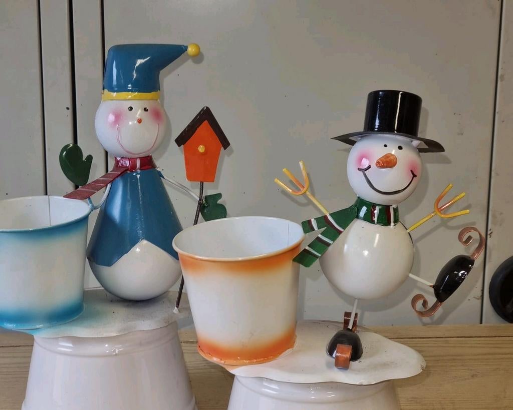 2 leuke metalen bloempotjes                  HAPPY WINTER, Rond, Ophalen of Verzenden, Zo goed als nieuw, Minder dan 40 cm