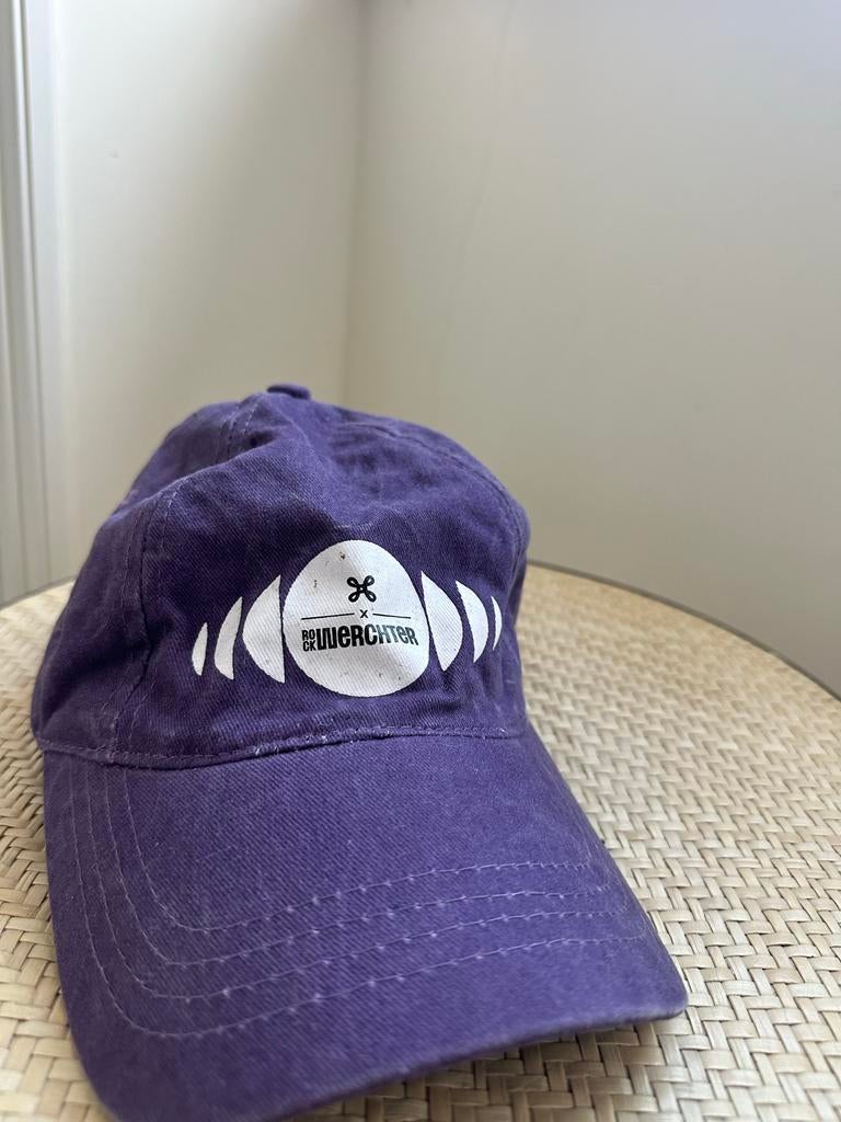 Paarse pet met logo - Zo goed als nieuw, Kleding | Heren, Hoeden en Petten, Ophalen of Verzenden, Zo goed als nieuw, One size fits all