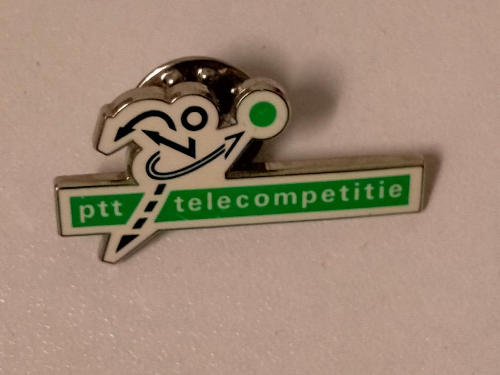 PTT Telecompetitie Eredivisie voetbal vintage pin logo sport, Ophalen of Verzenden, Gebruikt, Sport