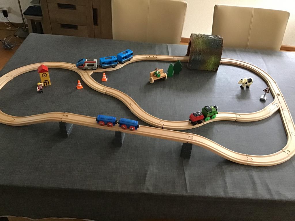 Houten treinbaan met tunnel, brug treinen en accessoires, Ophalen, Zo goed als nieuw