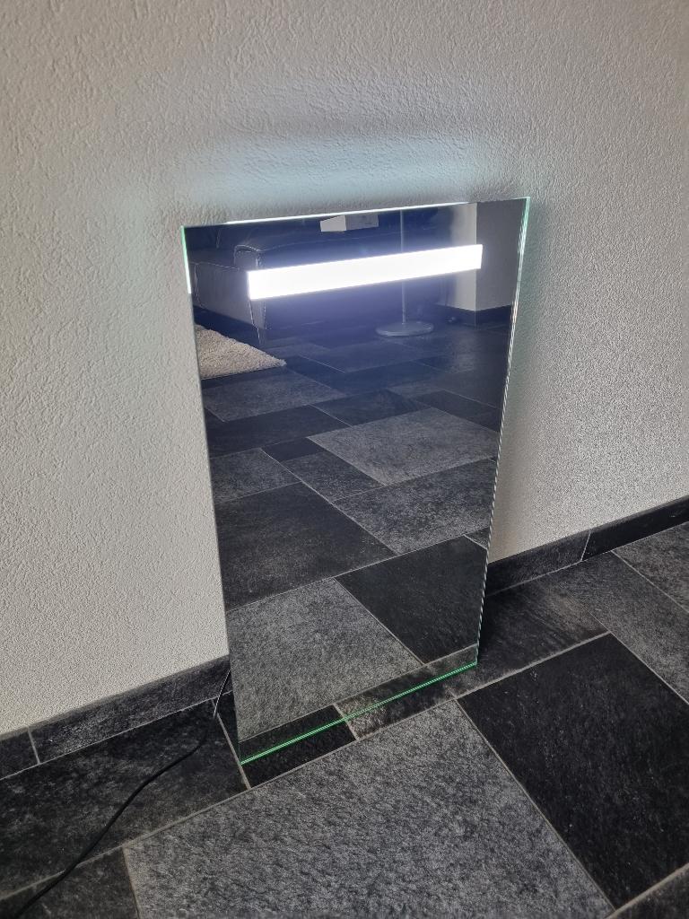 Badkamerspiegel - toiletspiegel Nieuw met Led 40x70 cm, Huis en Inrichting, Badkamer | Badtextiel en Accessoires, Ophalen of Verzenden