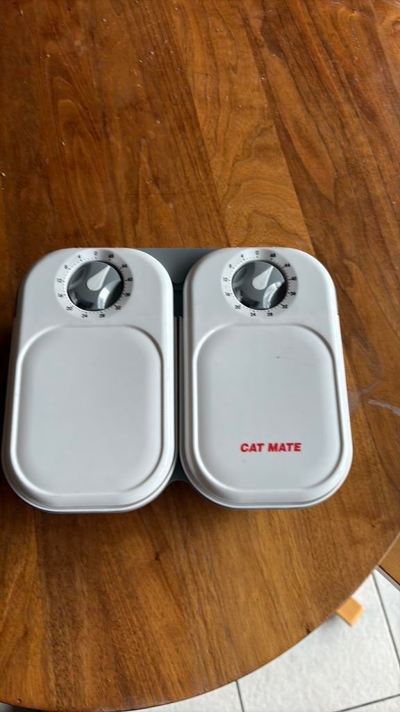 Cat mate  voerautomaat, Dieren en Toebehoren, Kattenvoerbakken en Drinkbakken, Ophalen of Verzenden, Automatisch, Zo goed als nieuw