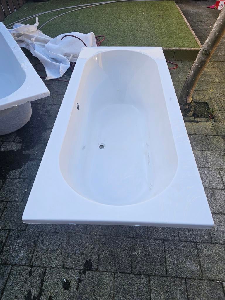 2 Nieuwe Villeroy & Boch baden met schade, Ophalen, Gebruikt