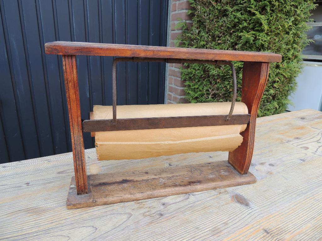 Oude houten papierrol uit winkel uit de gulden-tijd., Ophalen of Verzenden