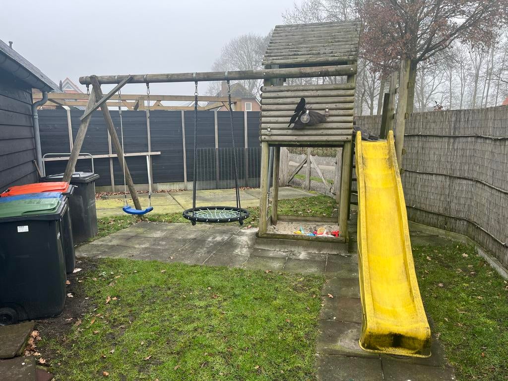 Houten speeltoestel met schommel, speelhuisje en glijbaan, Kinderen en Baby's, Speelgoed | Buiten | Speeltoestellen, Ophalen, Gebruikt