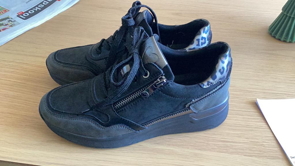 Zgan sneakers Marco Tozzi mt 38, Ophalen of Verzenden, Zo goed als nieuw, Zwart, Sneakers of Gympen