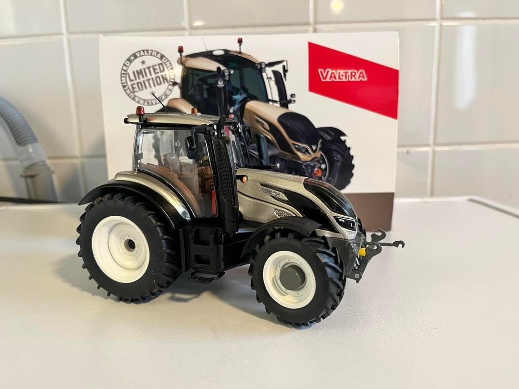 Valtra T234 Champagne Wiking 1/32, Hobby en Vrije tijd, Modelauto's | 1:32, Ophalen of Verzenden, Zo goed als nieuw, Tractor of Landbouw