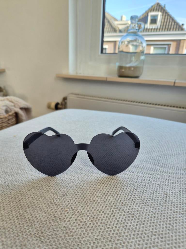 Zwarte hartjes zonnebrillen (20 stuks), Ophalen of Verzenden, Nieuw, Zwart, Zonnebril