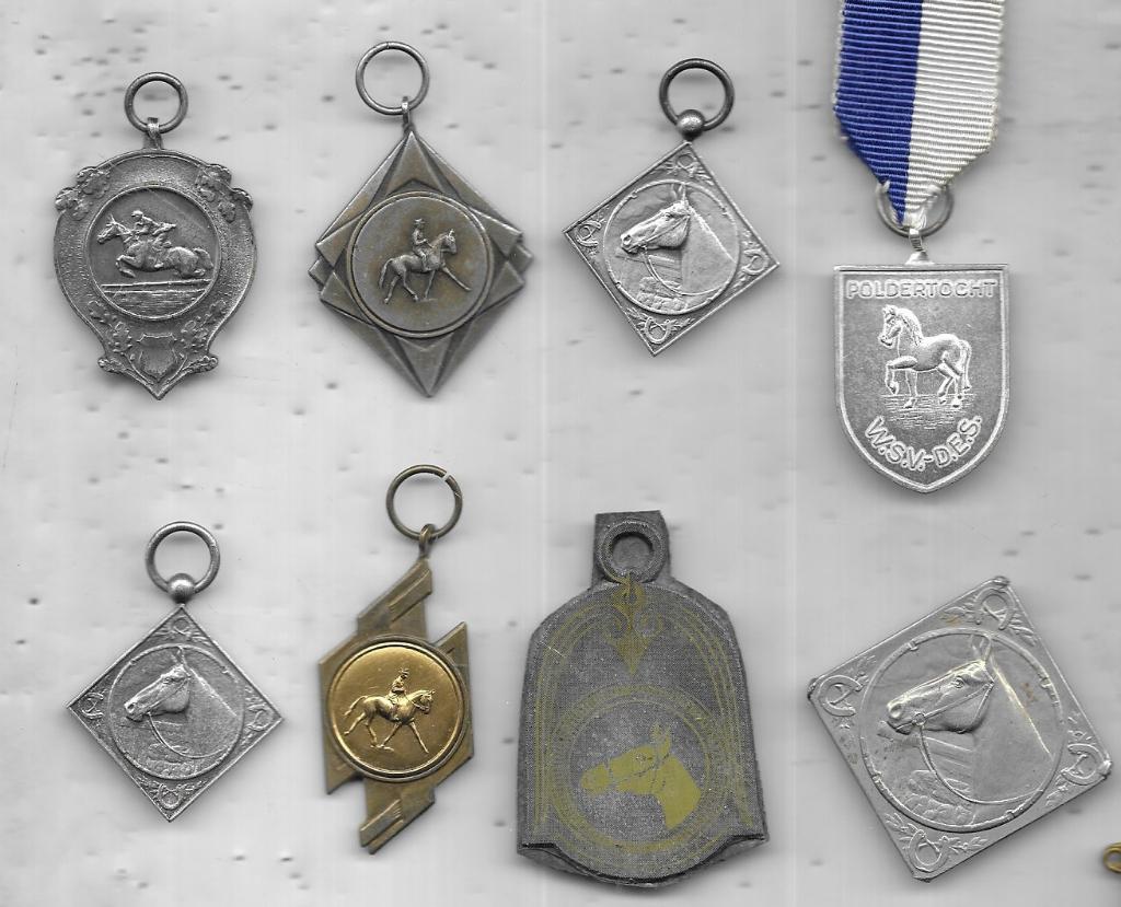 8 PAARDEN DIEREN MEDAILLES VERSCHILLENDE, Postzegels en Munten, Penningen en Medailles, Ophalen of Verzenden, Overige materialen