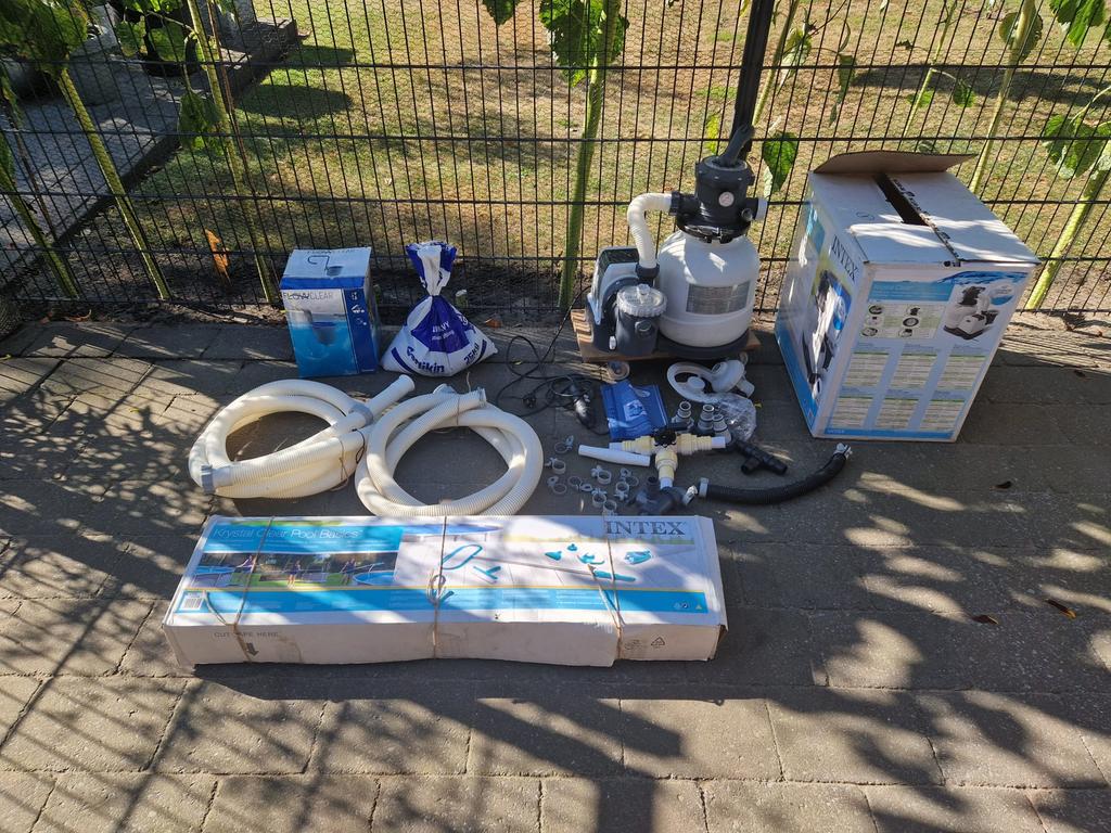 Intex Filterpomp 6m³ met diverse toebehoren nieuwstaat, Ophalen, Zo goed als nieuw