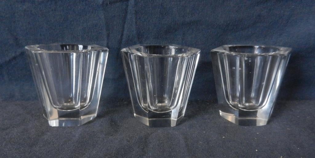 Drie kristallen zeszijdige eenlichts kandelaars h. 4,4 cm., Ophalen of Verzenden