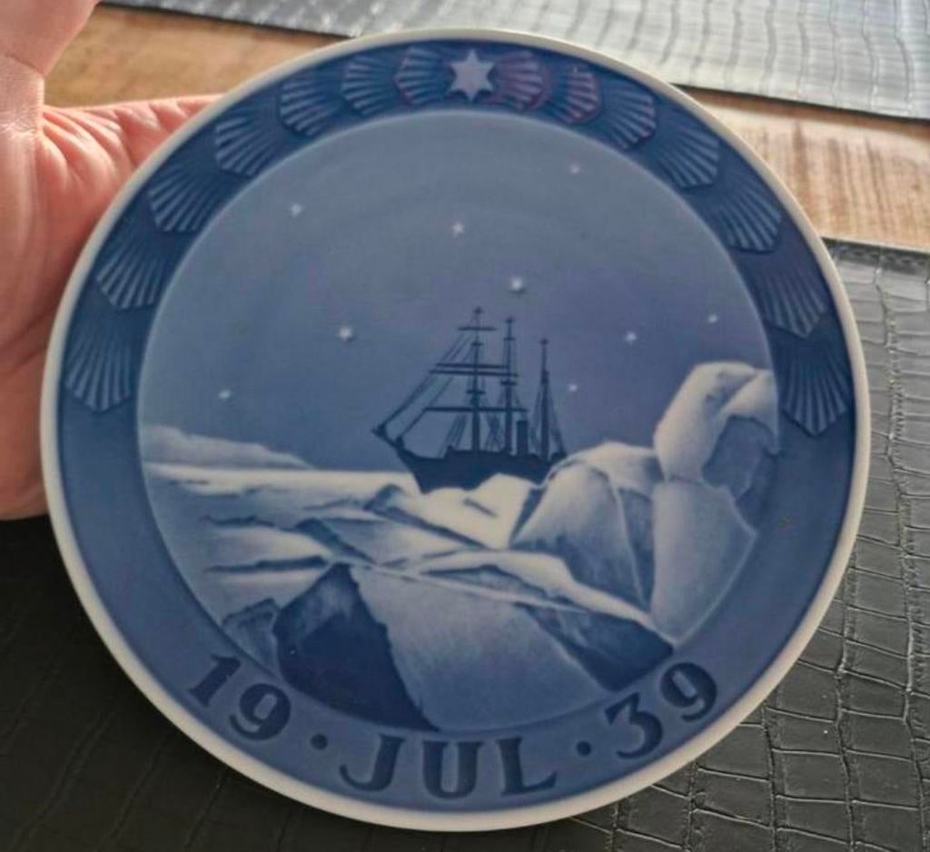 Royal Copenhagen Kerst Wandbord 1939 ship in ice water, Antiek en Kunst, Antiek | Wandborden en Tegels, Ophalen