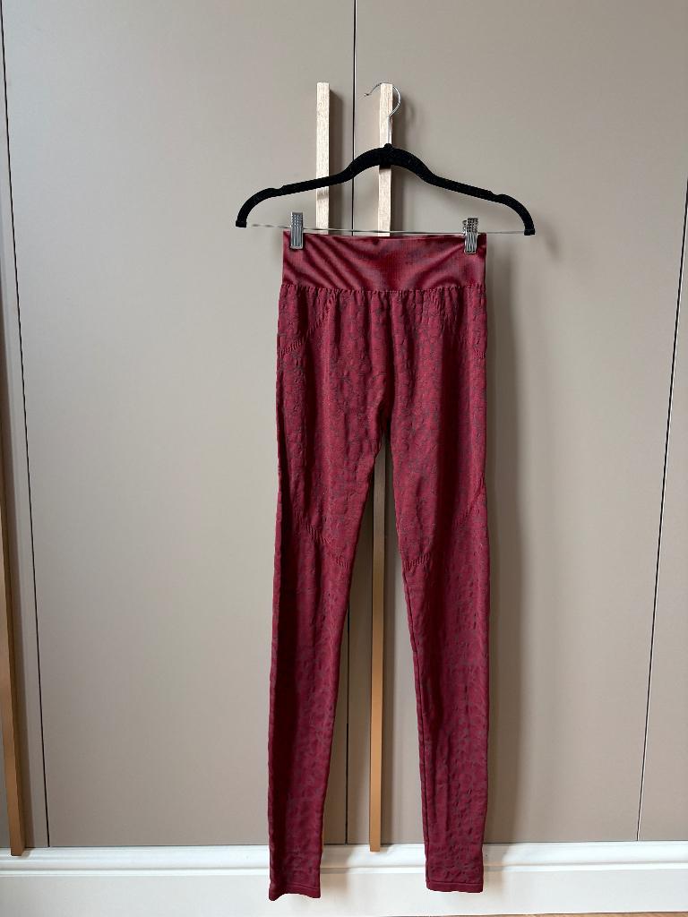 Studio SheMoves bordeaux rode sportlegging met leopard print, Maat 38/40 (M), Verzenden, Studio SheMoves, Fitness of Aerobics