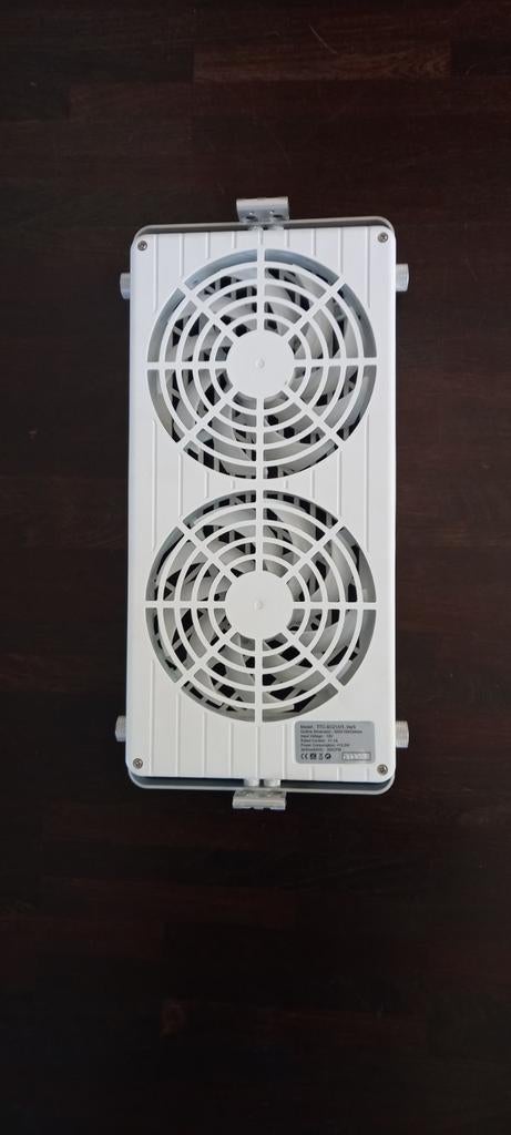 TITAN Dakluik Ventilator 12V met afstandbediening, Ophalen of Verzenden, Zo goed als nieuw