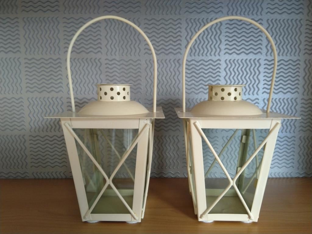 Twee kleine roomkleurige lantaarns/ windlichten., Huis en Inrichting, Woonaccessoires | Kandelaars en Kaarsen, Ophalen of Verzenden