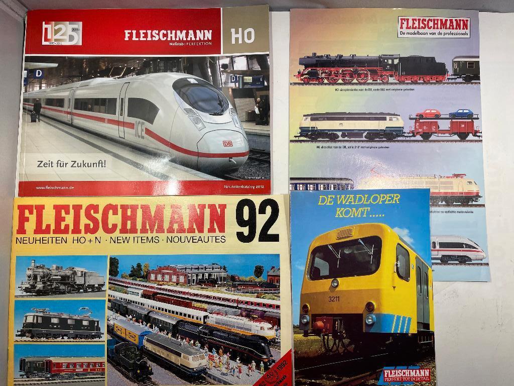 4 Fleischmann catalogi/folder, o.a. jubileum 40 en 125 jaar, Gelijkstroom, Fleischmann, Zo goed als nieuw, Boek, Tijdschrift of Catalogus
