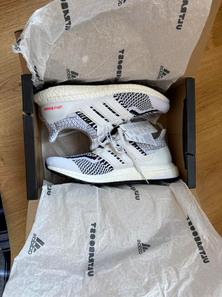 Adidas ultra boost zebra maat 43 1/3, Verzenden, Nieuw, Wit, Sneakers of Gympen