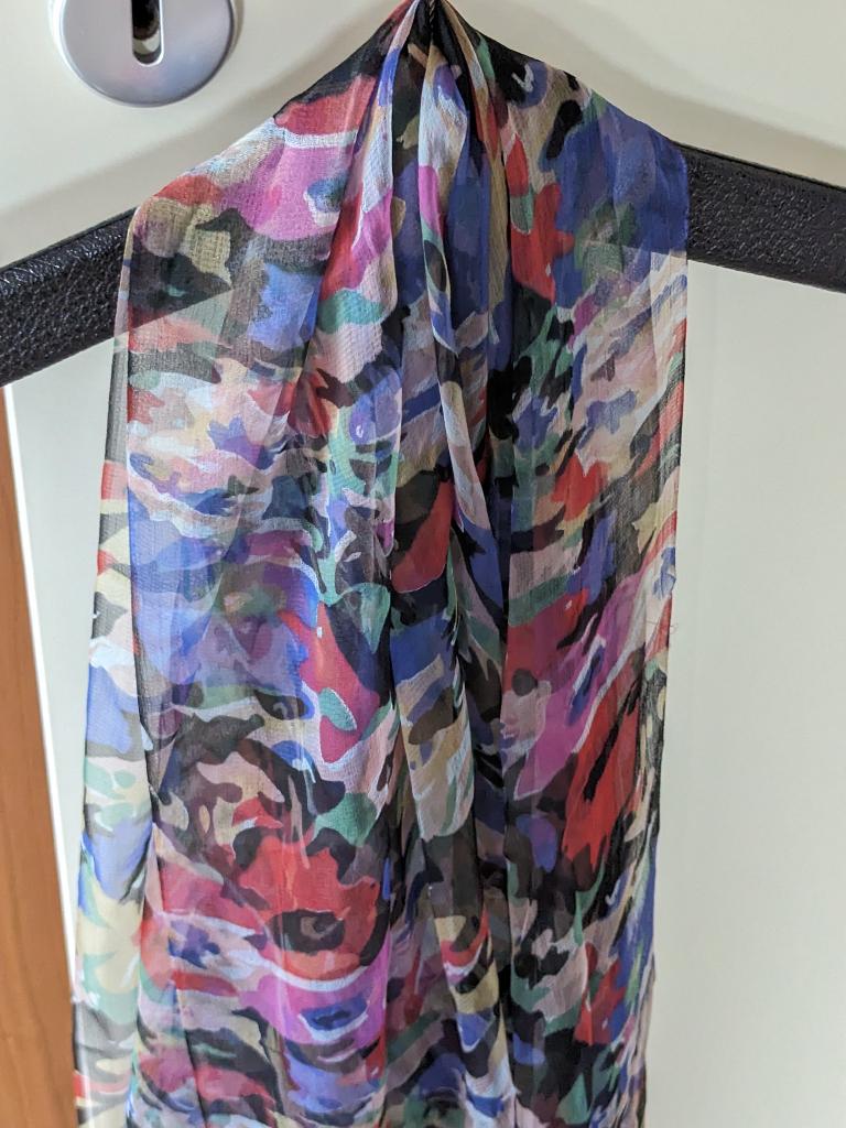 Sjaal Blauw met div. kleuren bloemen(Zijde (Nieuw)160x100, Ophalen of Verzenden, Nieuw, Maat 46/48 (XL) of groter, Sjaal