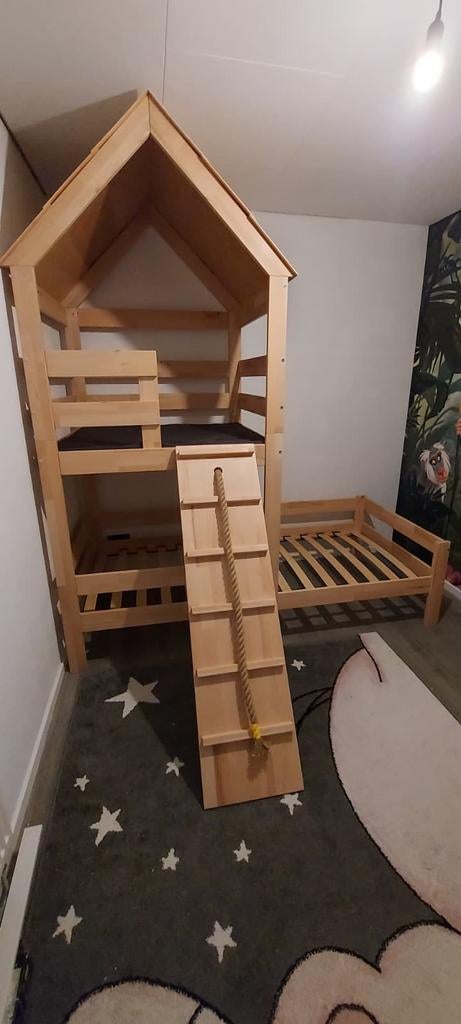 Kinderbed 'Boomhut' (90x200) met nachtkastje en bureau, Ophalen, 85 tot 100 cm, Zo goed als nieuw, Lattenbodem