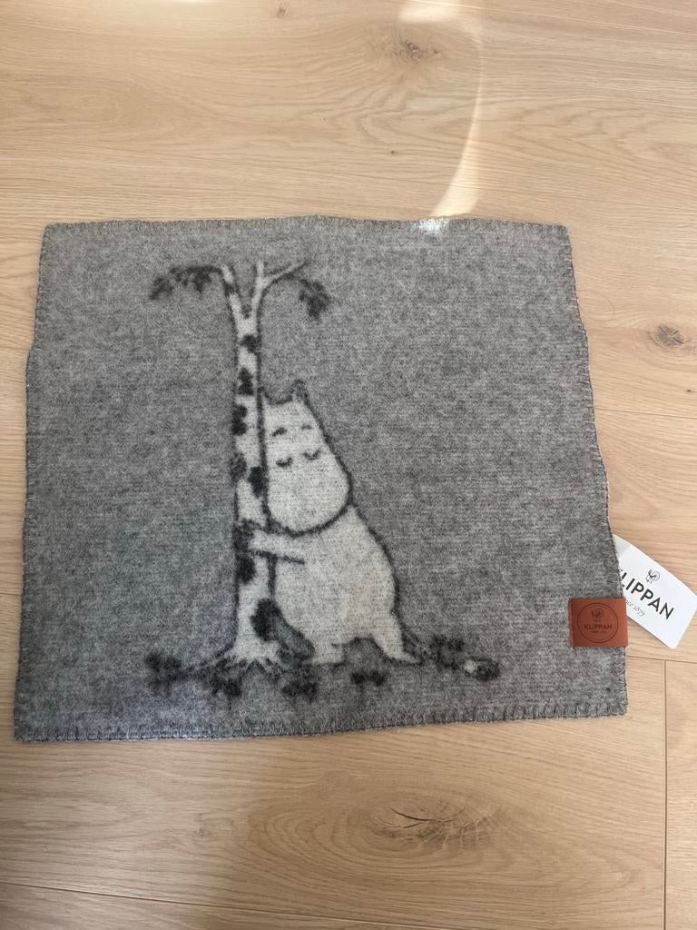 Klippan Moomin Tree Hugging Zitkussen - Nieuw, Ophalen of Verzenden, Nieuw, Grijs, Vierkant