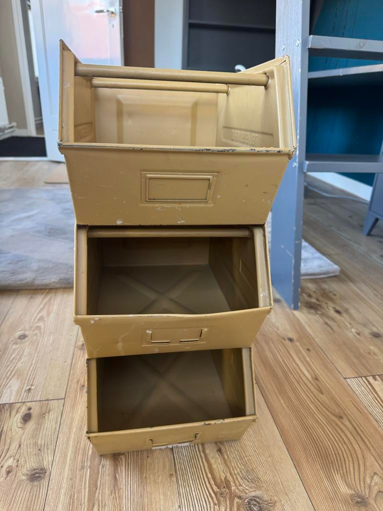 Industriële vintage metalen stapelbakken / magazijnbakken, Ophalen