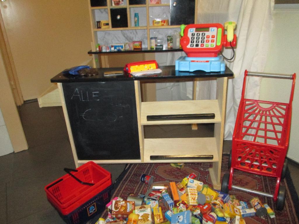 HOUTEN WINKELTJE MET VEEL TOEBEHOREN, Kinderen en Baby's, Speelgoed | Houten speelgoed, Ophalen, Zo goed als nieuw, Overige typen