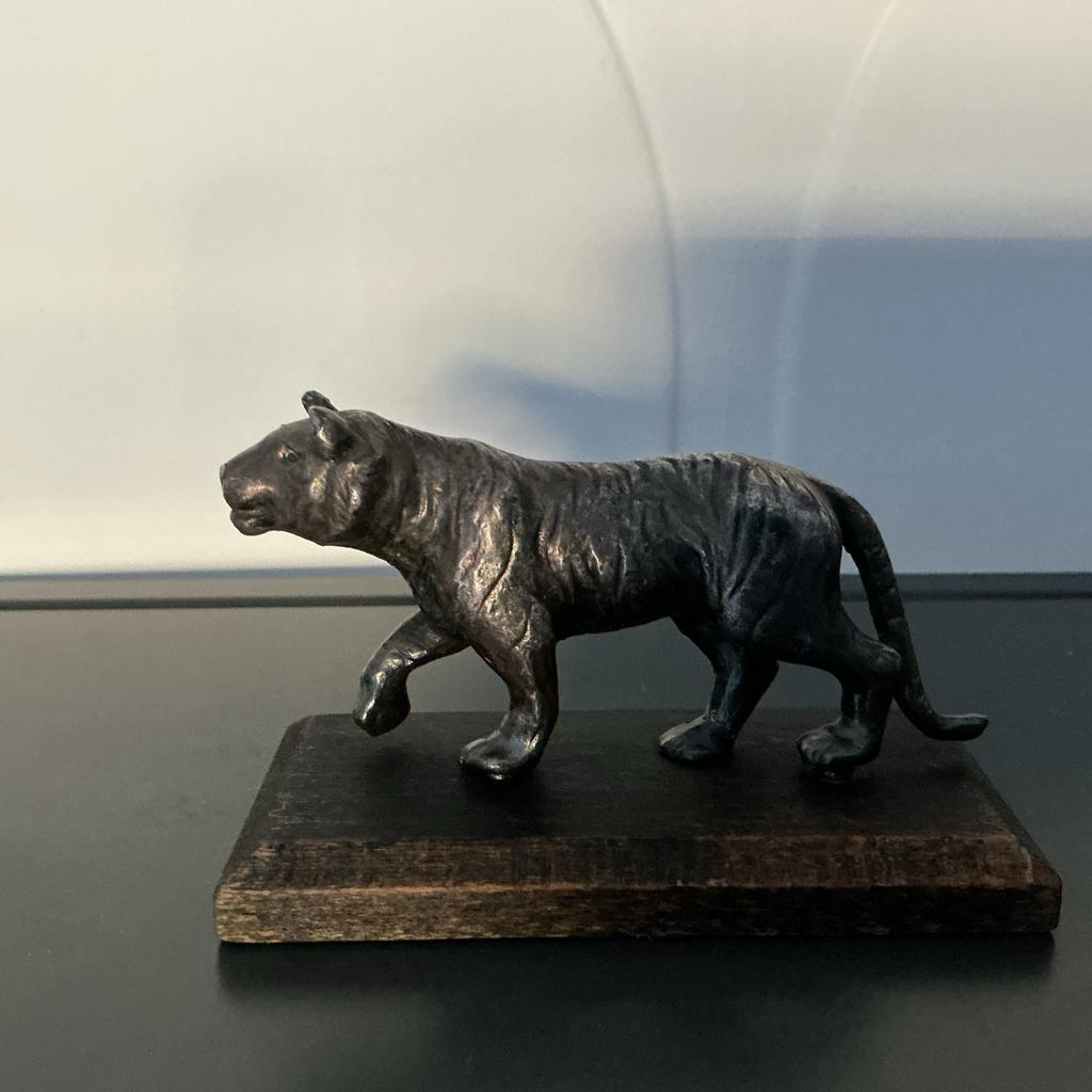 Metalen tijger beeldje op houten voet, Verzamelen, Beelden en Beeldjes, Ophalen of Verzenden, Gebruikt, Dier