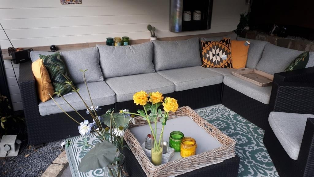 Hoekbank van kunststof met losse zit en bijzettafel, Kunststof, Gebruikt, Ophalen of Verzenden, Loungeset