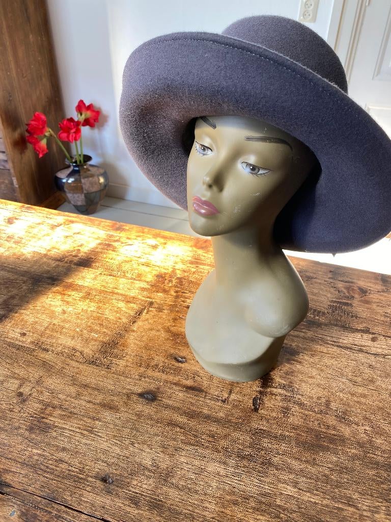 Hoed - grijs vilt - band/strik vilt - veertjes, Ophalen of Verzenden, Zo goed als nieuw, 56 of 57 cm (M, 7 of 7⅛ inch), Hoed