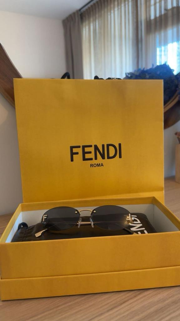 Fendi zonnebril, Sieraden, Tassen en Uiterlijk, Zonnebrillen en Brillen | Dames, Overige merken, Zonnebril, Zwart, Ophalen of Verzenden