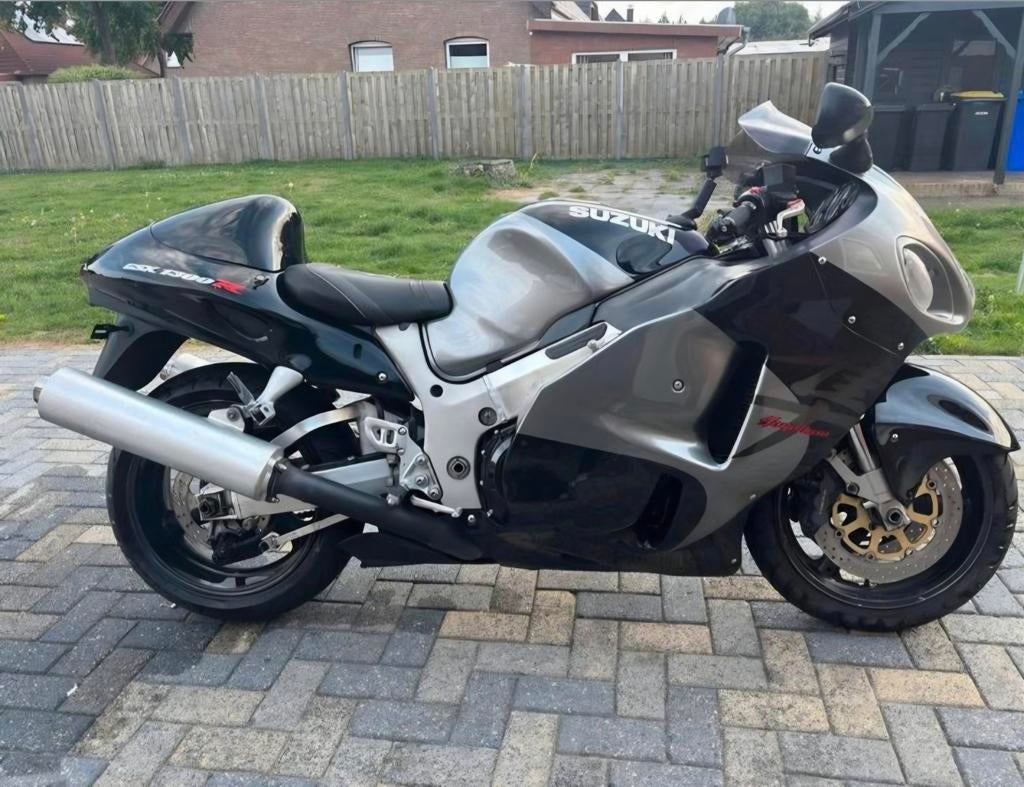 Gezocht: Suzuki Hayabusa tank in grijs/zwart kleurstelling, Motoren, Ophalen of Verzenden
