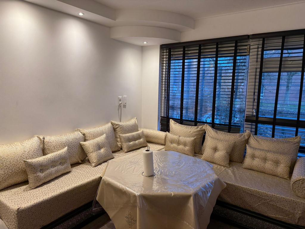 Marokkaanse sedari plus tafel en box, Ophalen, Zo goed als nieuw