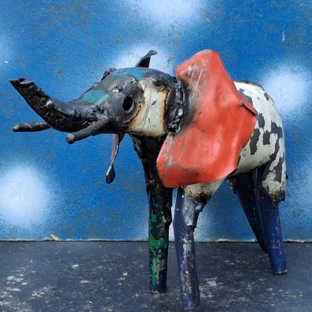 Olifant.  Gemaakt van metaal schroot.  21/13 cm., Ophalen, Gebruikt, Wild dier, Beeldje of Figuurtje