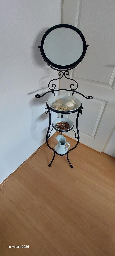 Lampetkan op standaard met bak en waskom., Ophalen