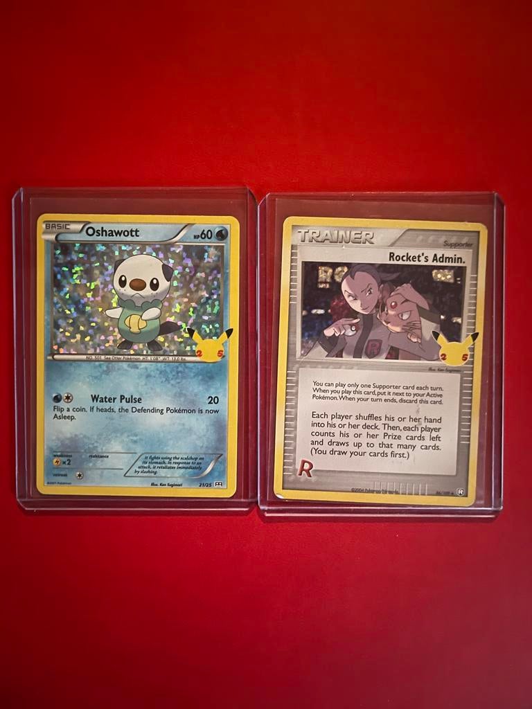Pokémon 25 Year Promos: Oshawott en Rocket's Admin, Hobby en Vrije tijd, Verzamelkaartspellen | Pokémon, Verzenden, Gebruikt, Meerdere kaarten