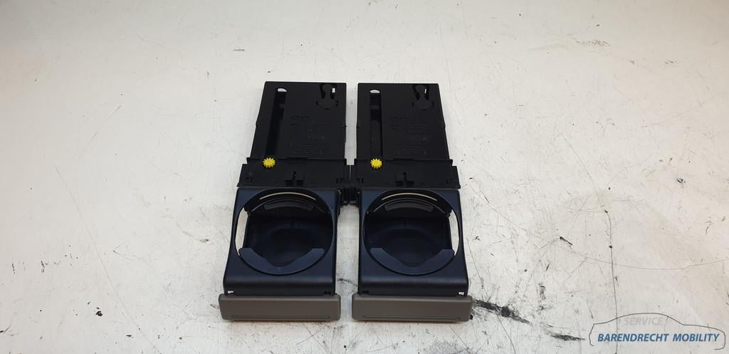 2x Bekerhouder Audi A2 bruin / beige 8Z0862534B ZGAN origine, Auto-onderdelen, Interieur en Bekleding, Gebruikt, AUDI AG, Auto-Union-Strasse 1
85045  Ingolstadt, DE