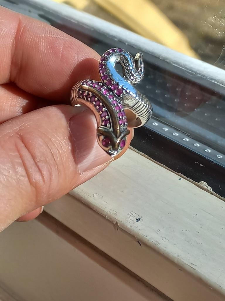 Zilveren slangen ring. Robijn., 18 tot 19, Ophalen of Verzenden, Zo goed als nieuw, Met edelsteen