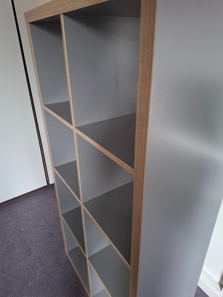 Grijze boekenkast met vakken, Huis en Inrichting, Kasten | Boekenkasten, Met plank(en), 100 tot 150 cm, 25 tot 50 cm, Overige houtsoorten