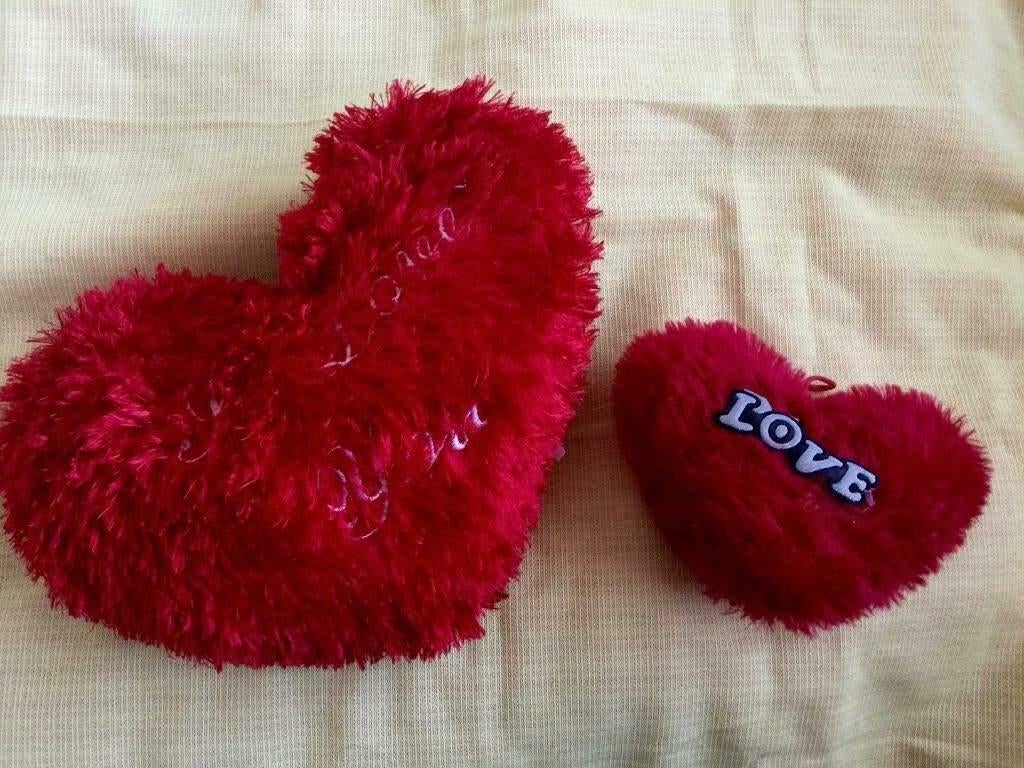 Twee maten rode kussentjes in een vorm van een hart kussens, Ophalen of Verzenden, Zo goed als nieuw, Rood, Hartvormig